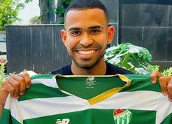 >Bursaspor'dan tarihi transfer: 4 yıl sonra ilk kez yabancı oyuncuya imza attırabildiler