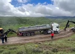 >Bolu'da bayram trafiğinden kaçan tır ve kamyonlar köy yolunda çamura saplandı