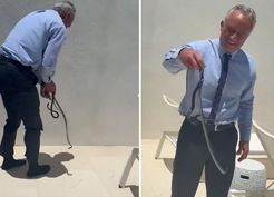 >ABD Sağlık Bakanı, yılanı çıplak elleriyle yakaladı