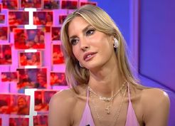 >Çağla Şıkel'in