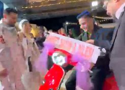 >Damada düğünde kırmızı motosiklet sürprizi
