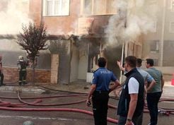 >Yumurta dükkanını saran alevlere iş makinesiyle müdahale