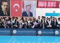 >Dicle Üniversitesi BESYO mezunlarını verdi