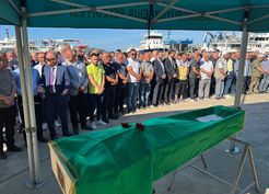 >Karadeniz'de balıkçı teknesine saldırıda ölen kişinin cenazesi defnedildi
