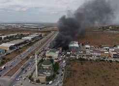 >Konya'da yatak fabrikasında yangın; 1 itfaiye eri yaralandı