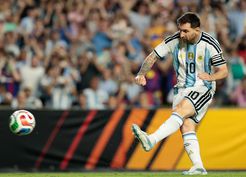 >Lionel Messi 45 saniyede tarihe geçti