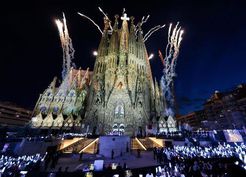 >100 yıllık hayal gerçek oldu: Dünyanın en yüksek kilisesi Sagrada Familia'da dev kule tamamlandı