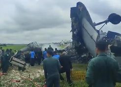 >Hindistan'da askeri kargo uçağı yere çakıldı: 5 asker hayatını kaybetti