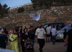 >İsrail ordusu Batı Şeria'daki turistik bölgeye gaz bombaları atarak baskın düzenledi