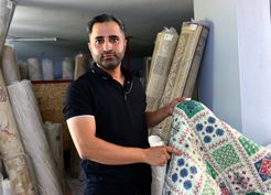 >Yıkamak için aldığı battaniyeden çıkan parayı müşterisine geri verdi, kadın ise poşeti sordu