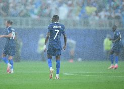 >Dünya Kupası'na yıldırım engeli! Tribünler boşaltıldı, ikinci yarı başlamadı