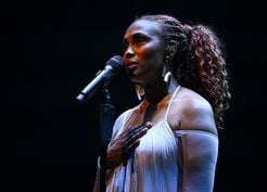 >Fransız şarkıcı IMANY İstanbul'da müzikseverlerle buluştu