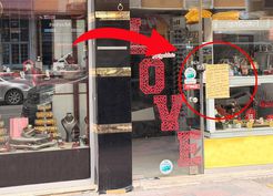 >Cam silmekten yorulan esnafın eşi çareyi vitrine not asmakta buldu