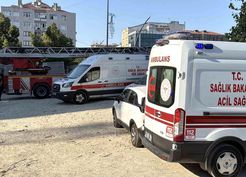 >Küçükçekmece'de 3 aydır maaş alamayan işçiler inşaatın tepesine çıktılar