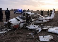 >Arjantin'de eğitmen pilot kokpitten düştü, uçağı öğrencisi indirdi