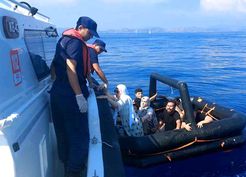 >Yunan sahil güvenlik 3'ü çocuk 8 düzensiz göçmeni Türk karasularına geri itti