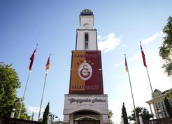 >Galatasaray'ın bayrağı Büyükçekmece'deki Şampiyonlar Anıtı'na çekildi