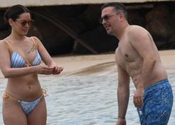 >Romantik çift plaja indi, herkes aynı detaya takıldı