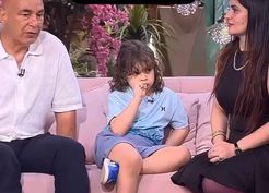 >Eşinin kadın sunucuyla göz göze gelmemesi için yaptığı şeye bakın