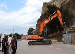 >Tarihi Osmancık Kalesi çevresinde 98 riskli bina yıkılıyor: Bölge park ve sosyal yaşam alanı olacak