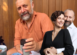 >Bergüzar Korel eşi Halit Ergenç'i paylaştı: Her yere litrelerce sıvı ile gidiyoruz