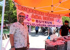 >Karaman'da 11 yıllık evliliği sona eren gurbetçi, lokma dağıtarak boşanmasını kutladı