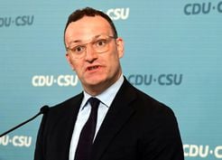 >Alman eşcinsel siyasetçi, taşıyıcı anne yoluyla çocuk sahibi oldu, baskıların ardından istifa etti