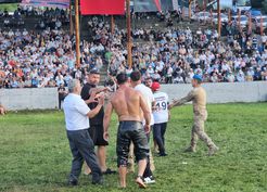 >Dağköy yağlı güreşlerinde kavgalı yarı final