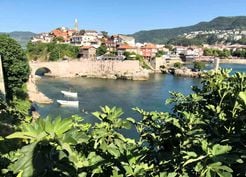>Amasra 3 günde nüfusunun 16 katı ziyaretçiyi ağırladı