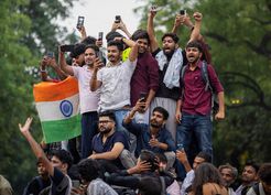 >Hindistan'da eğitim bakanı istifa etti, 'hamamböceği' protestosu sona erdi