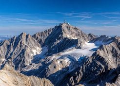 Almanya'da 68 yaşındaki dağcı Zugspitze yakınlarında düşerek hayatını kaybetti
