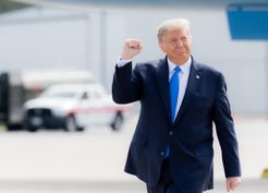 Trump'tan olay paylaşım: Sahte Newsweek kapağında zafer pozu verdi