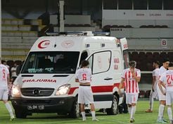 Oyuna girdi, 1 dakika sonra hastaneye kaldırıldı