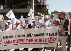 Emeklilerden İnşaat Önünde İktidara Tepki: 'Yeterince Sabrettik'