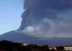 Etna Yanardağı Kül Püskürttü, Katanya Havalimanı'nda Uçuşlar Askıya Alındı