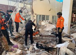 Endonezya'da 7.7'lik Deprem: 20 Ölü