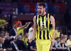 Fenerbahçe'nin efsanesi Kalinic, basketbolu bıraktı
