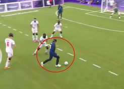 Görme engelli futbolcunun attığı gol olay oldu