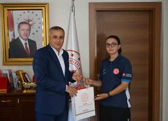 Bursalı Milli Okçu Fatma Nisa Gökdemir'e İl Milli Eğitim Müdürü'nden Tebrik