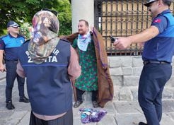 Tiyatroculardan Zabıta Haftası'na Renkli Kutlama: Dilenci Kılığında Sürpriz
