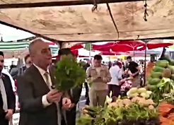 Bülent Tezcan'dan pazar ziyareti: 10 liralık maydanoz kredi kartıyla, havuç taneyle alınıyor
