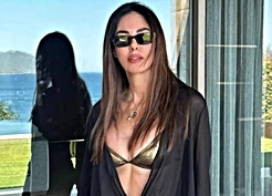 Kim der 54 yaşında! Defne Samyeli'nin bikinili pozlarına aynı yorum yağdı