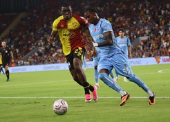 Göztepe'de golcü Armstrong formayı kaptırdı