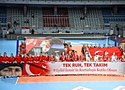 İzmir'in kurtuluşu voleybolla taçlandı