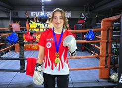 Lise arkadaşları sayesinde başladığı muay thai sporunda dünya şampiyonu oldu