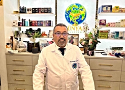 Haydar Koçak 48 yıl sonra eczacı oldu, İzmir Konak'ta Dünyam Eczanesi'ni açtı