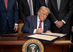 Trump, Rusya yaptırımlarını genişleten ve İran'da süreyi 5 yıl uzatan yasayı imzaladı