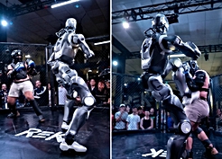 Terminatör dövüşü gerçek oldu: İnsansı robot ringe çıktı, insan rakibini yere serdi