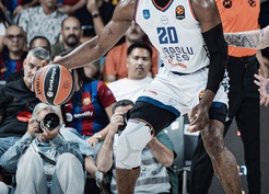 Anadolu Efes, EuroLeague'in ilk haftasında Barcelona'ya deplasmanda 89-82 yenildi