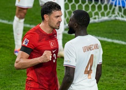 Maça damga vuran anlar! Merih Demiral kendisini zor tuttu